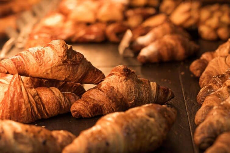 Gros plan sur un groupe de croissants en pâte feuilletée