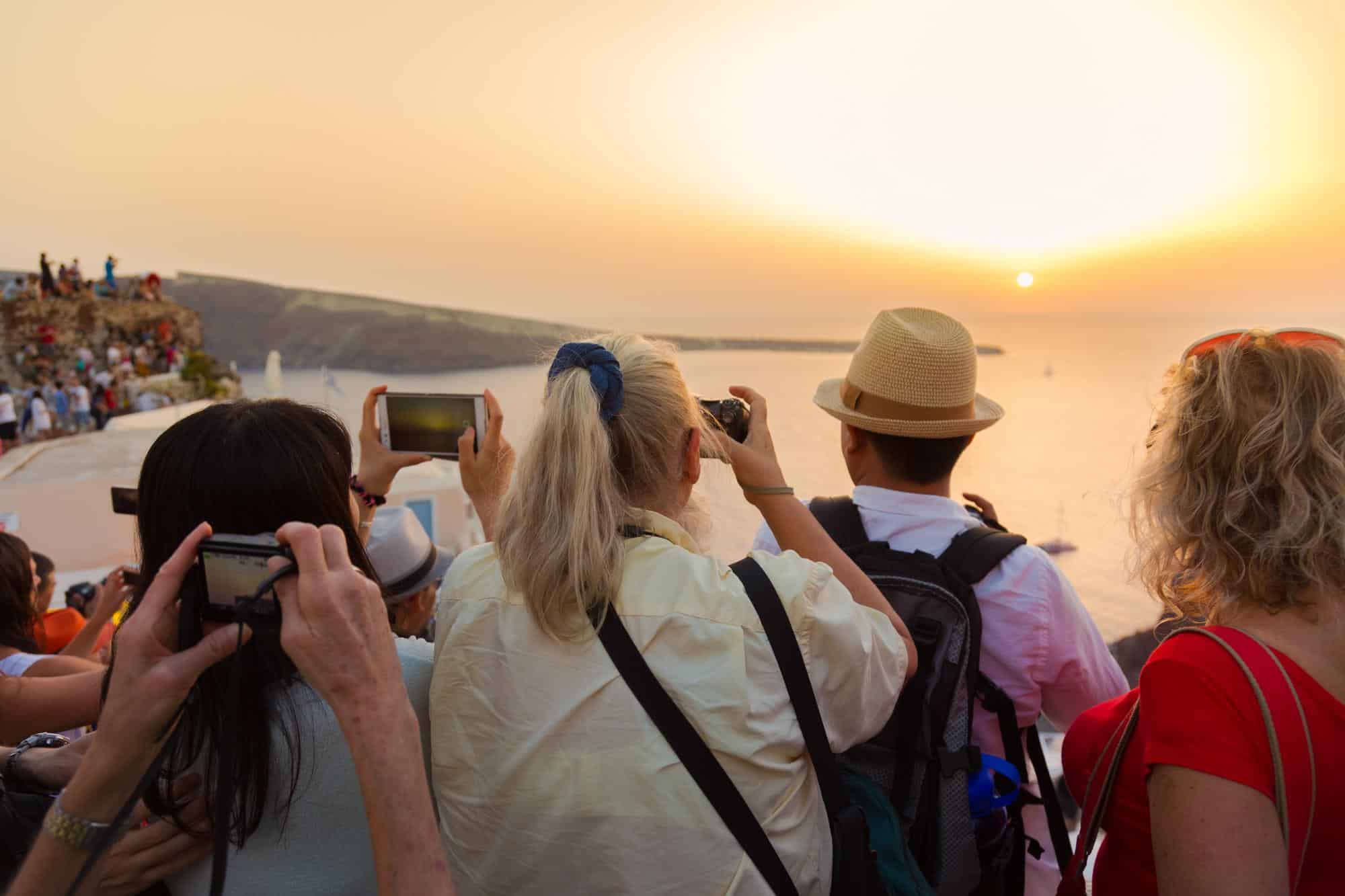 Groupe de touristes prenant des photos lors d'une visite touristique