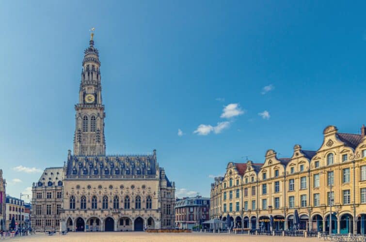 Hôtel de Ville d'Arras, façade en style gothique avec tour et horloge