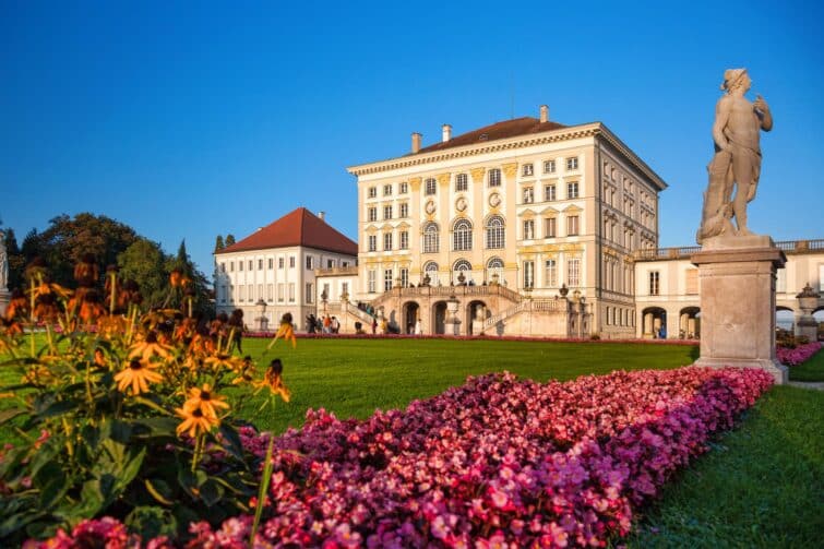 Le château de Nymphenburg à Munich, Allemagne, avec son architecture baroque et ses jardins verdoyants