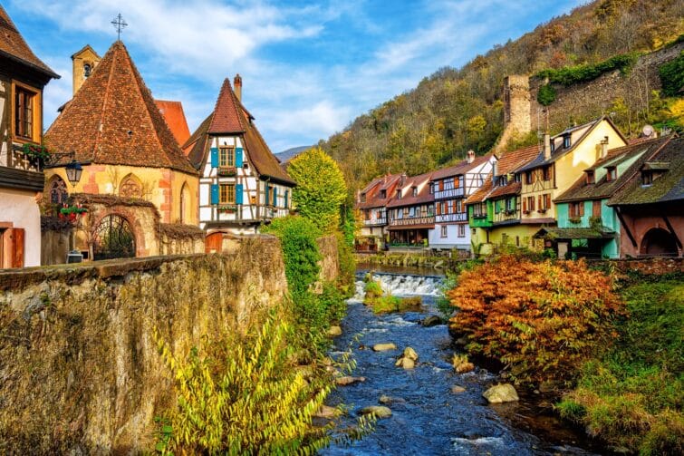 Maisons traditionnelles colorées à Kaysersberg, Alsace, en automne