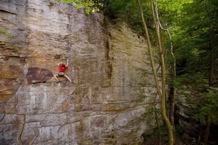 Montagnard escaladant la paroi rocheuse du Red River Gorge aux États-Unis