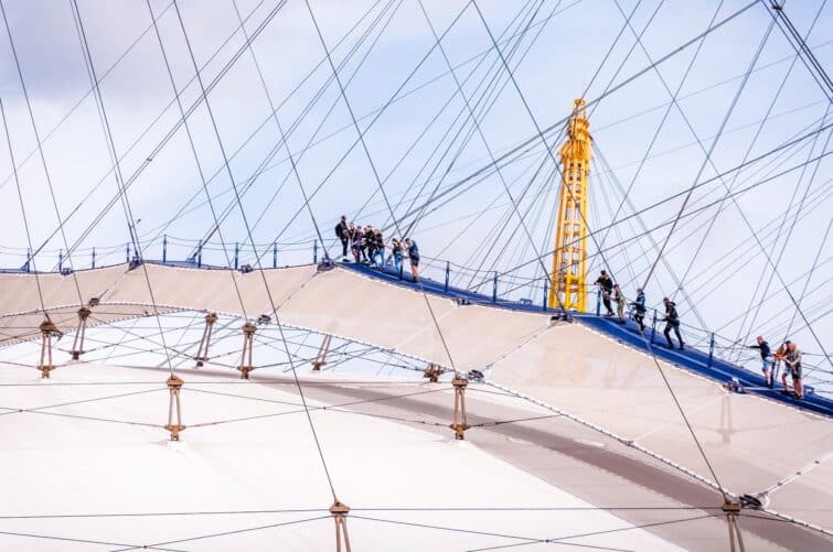 Montée au crépuscule à l'O2 à Londres, Royaume-Uni