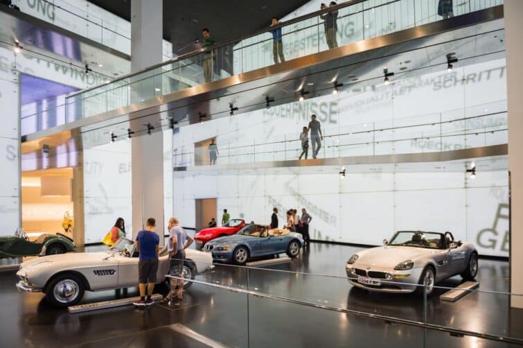 Musée BMW à Munich, Allemagne, présentant des expositions de voitures et d'histoire automobile