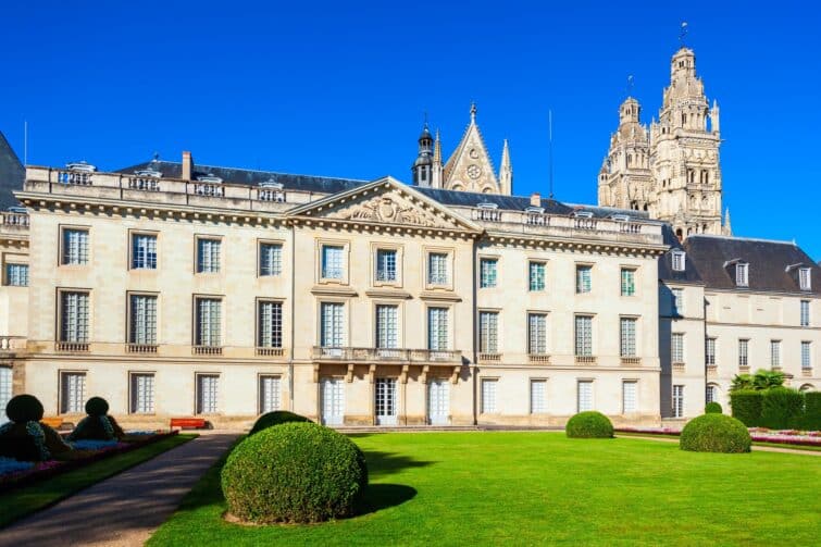 Musée des Beaux-Arts de Tours en France, façade extérieure avec visiteurs