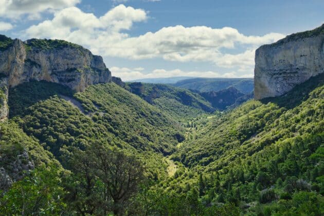 Panorama de la vallée près de Saint-Guilhem-le-Désert, France