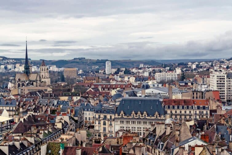 Panorama urbain de Dijon avec détails architecturaux et paysage du Jura