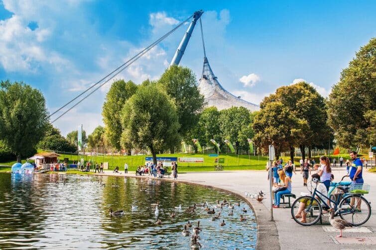 Parc Olympique de Munich, vue sur les structures emblématiques et le paysage urbain en arrière-plan