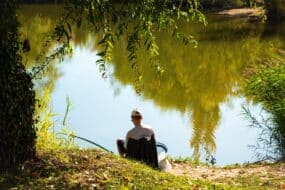 Pêcheur en action sur un lac forestier ensoleillé d'octobre