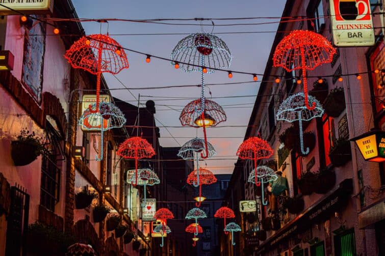 Rue des parapluies colorés suspendus à Belfast, Royaume-Uni