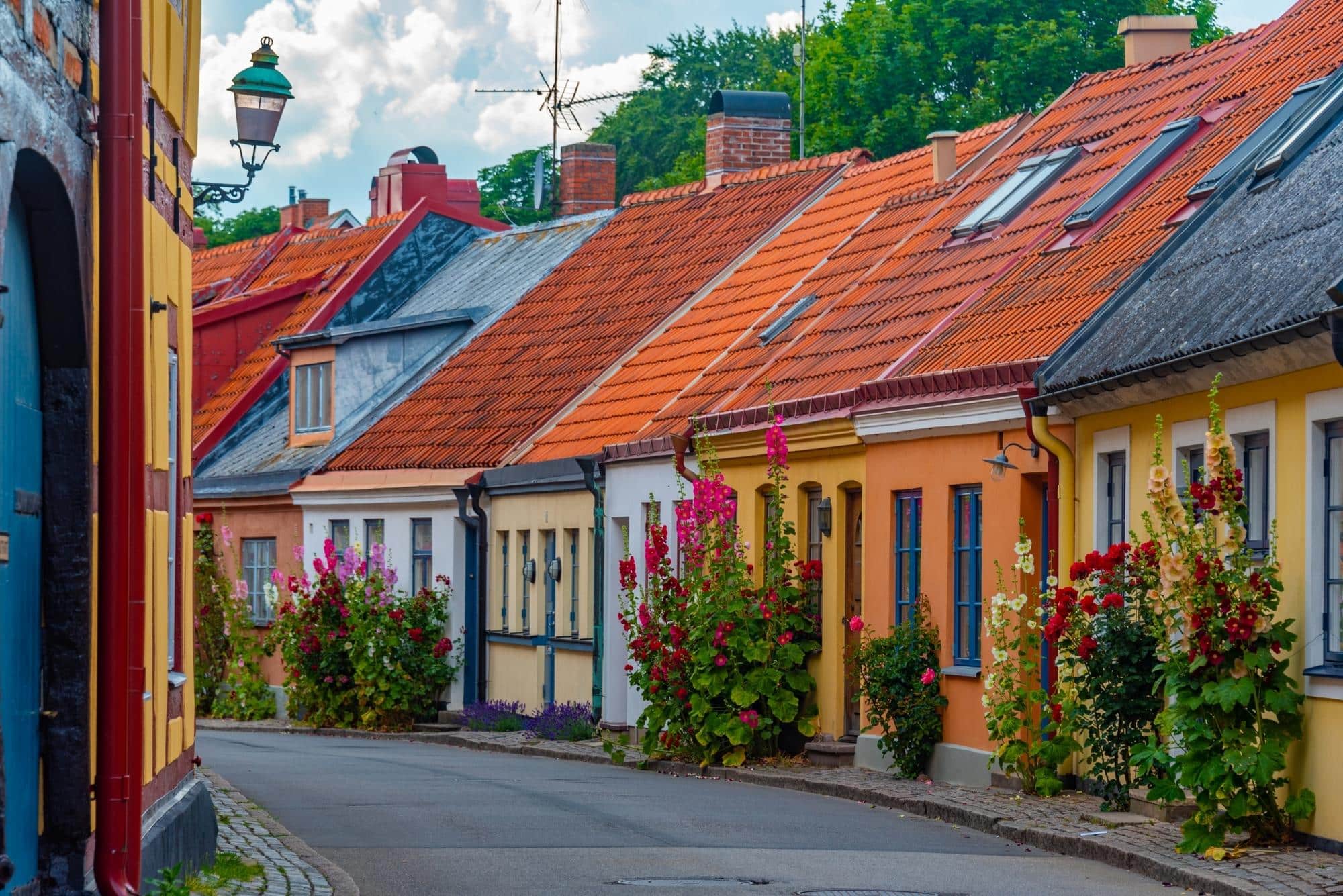 Rue traditionnelle colorée à Ystad, Suède