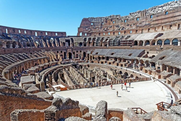 Touristes visitant le Colisée et le Forum romain lors d'une visite guidée semi-privée à Rome, Italie