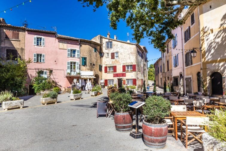 Tourtour - Vue panoramique et maisons colorées sur la place principale