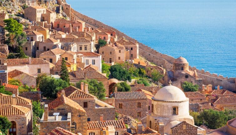 Vieille ville fortifiée de Monemvasia en Grèce, vue aérienne sur les maisons en pierre et les églises byzantines