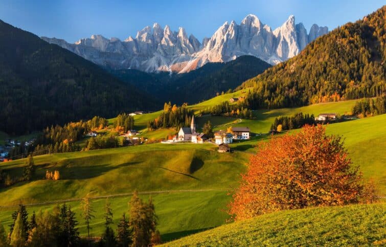 Village alpin dans une vallée montagneuse avec feuillage d'automne dans les Alpes françaises