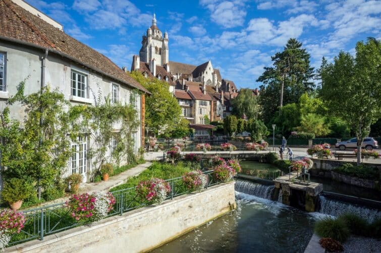 Village de Dole en France, souvent appelé la Venise du Jura, montrant des bâtiments historiques et des canaux