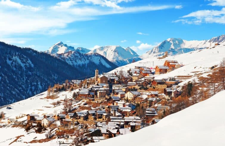 Village de Saint-Véran enneigé dans les Alpes françaises