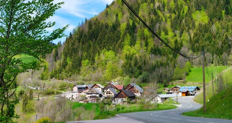 Village pittoresque dans les Alpes françaises, Haute-Savoie, France