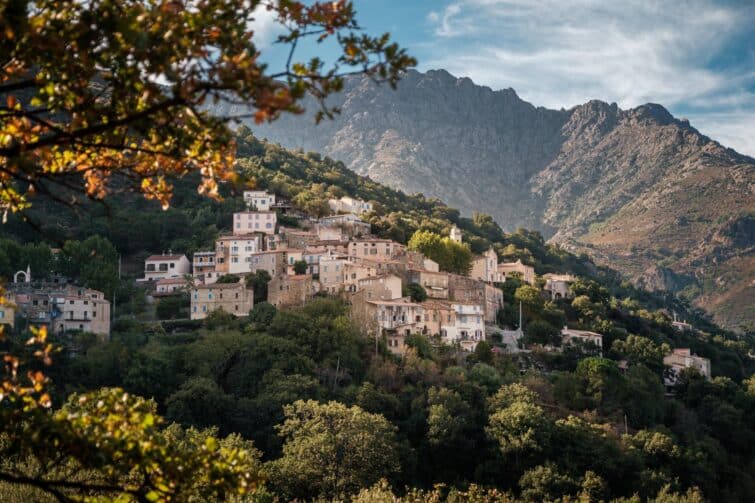 Village pittoresque de Nessa dans la région de Balagne en Corse avec montagnes en arrière-plan