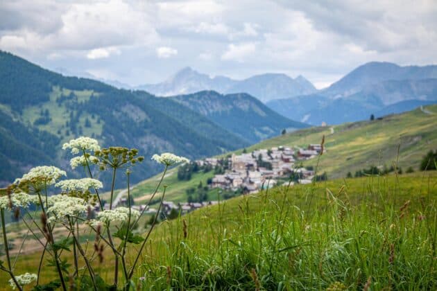 Village pittoresque de Saint-Véran dans les Alpes françaises, église traditionnelle et maisons en bois