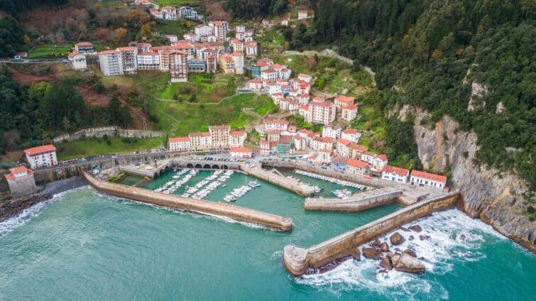 Vue aérienne d'Elantxobe, village de pêcheurs pittoresque au Pays Basque