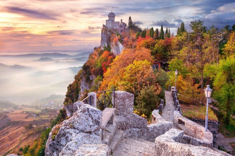 Vue aérienne de Saint-Marin en Italie, paysage urbain et montagnes