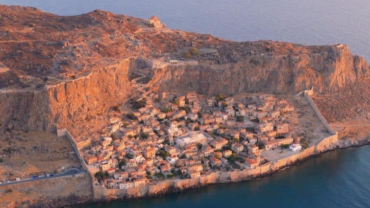 Vue aérienne de la péninsule historique de Monemvasia en Grèce