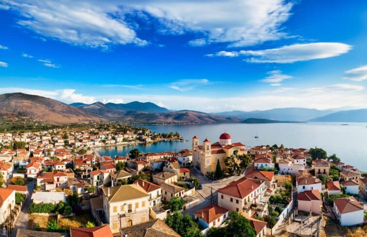 Vue aérienne de la ville de Galaxidi en Grèce, montrant des bâtiments traditionnels et la mer Méditerranée