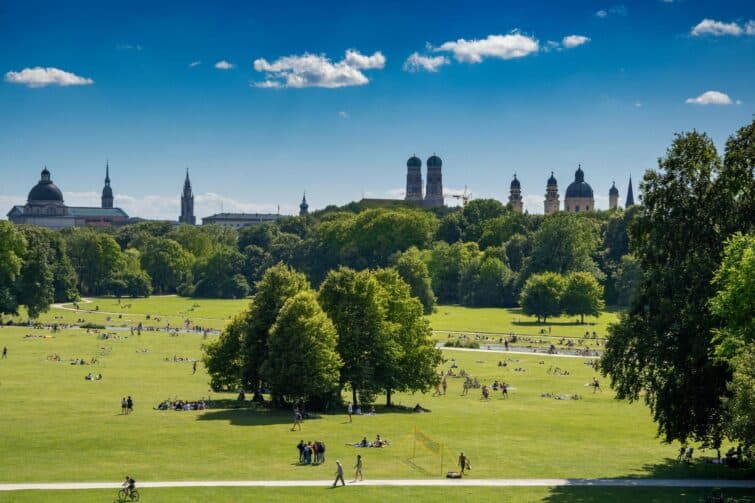 Vue aérienne de l'arche du Jardin anglais à Munich