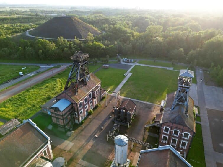 Vue aérienne de terrils de charbon près de Lens dans le Nord-Pas-de-Calais, région propice à l'exploration du bassin minier à pied, à vélo et en voiture