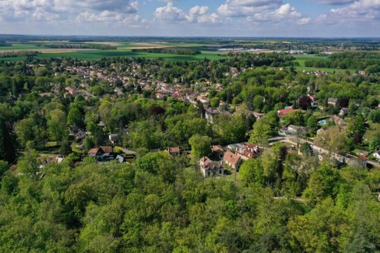 Vue aérienne du village de Barbizon en Seine-et-Marne, entouré de nature