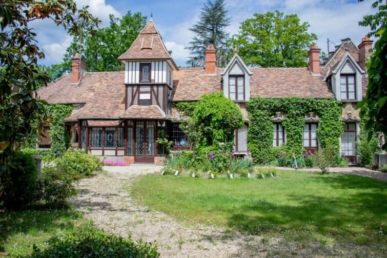 Vue charmante du village de Barbizon près de Fontainebleau avec maisons pittoresques et rues pavées