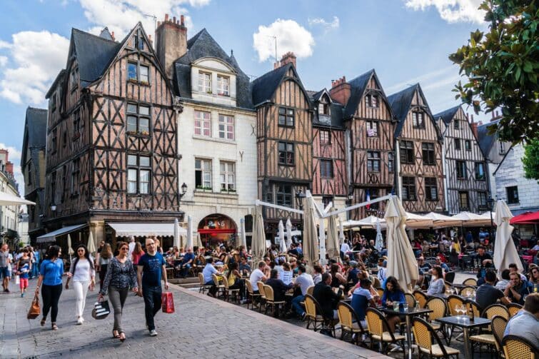 Vue de la Place Plumereau, un site animé avec des bâtiments historiques à Tours, France