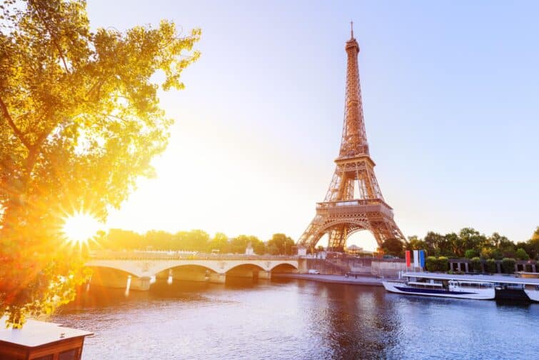 Vue de la Tour Eiffel et de la Seine à Paris, France