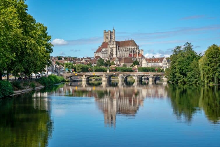 Vue de la rivière Yonne et de l'église à Auxerre, Bourgogne, France