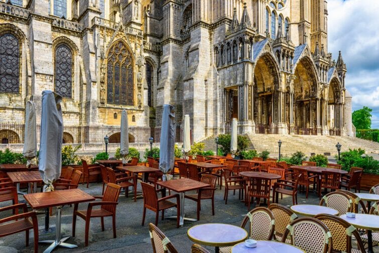 Vue de la rue ancienne avec tables de café devant la cathédrale de Chartres