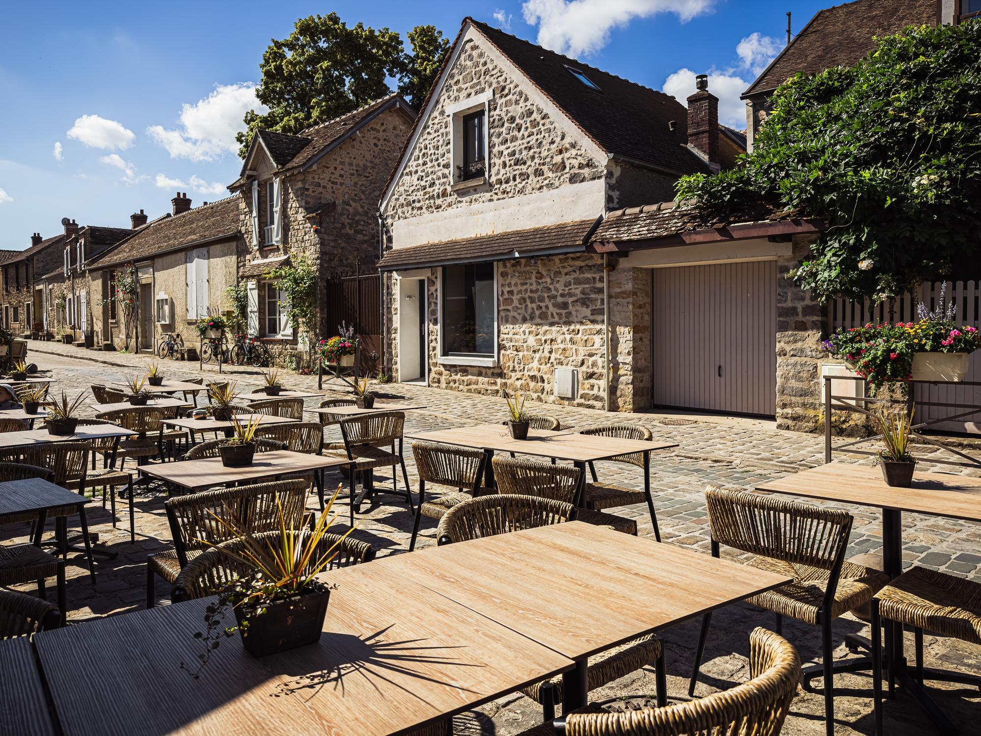 Vue de rue pittoresque à Barbizon, France, illustrant l'architecture traditionnelle et le charme du village