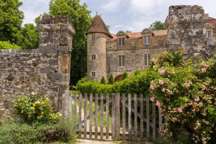 Vue du Château de la Marthonie à Saint-Jean-de-Côle, France