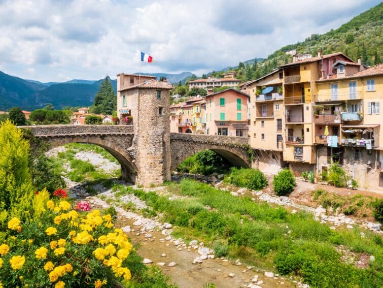 Vue du Vieux Pont et de la rivière Bevera à Sospel, illustrant son microclimat exceptionnel.