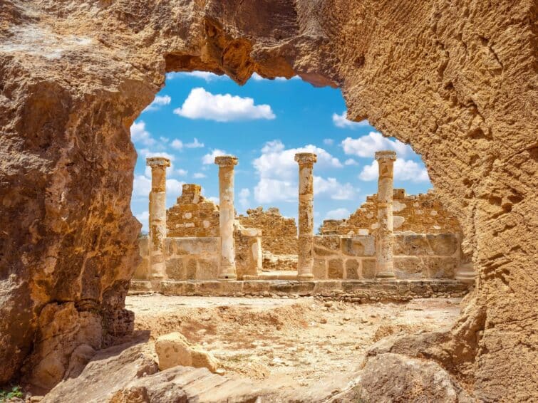 Vue du parc archéologique de Paphos à Chypre, montrant des ruines anciennes et des colonnes