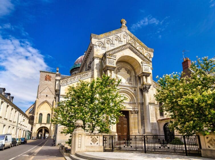 Vue extérieure de la Basilique Saint-Martin de Tours en France lors d'une journée ensoleillée