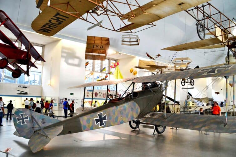 Vue extérieure du Deutsches Museum à Munich, Allemagne, un jour ensoleillé