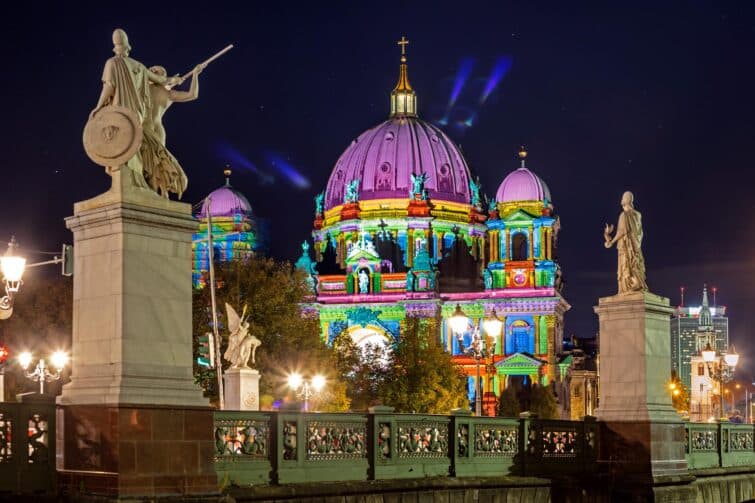 Vue nocturne colorée du centre-ville de Berlin pendant le Festival des Lumières