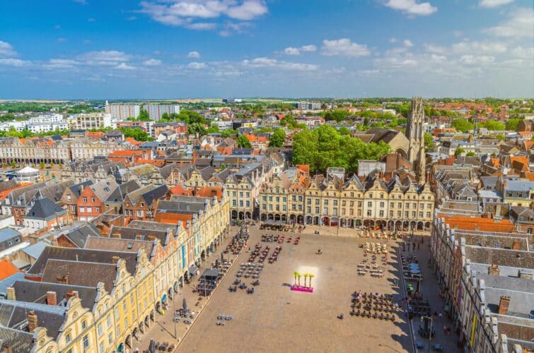 Vue panoramique aérienne de la ville historique d'Arras, célèbre pour ses joyaux du patrimoine mondial