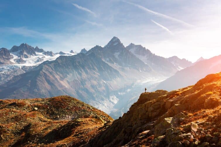 Vue panoramique automnale sur le Monte Bianco avec arbres aux couleurs d'automne