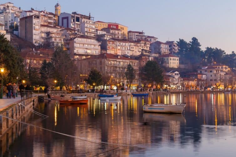 Vue panoramique de la ville de Kastoria en Grèce, montrant le lac et les montagnes environnantes