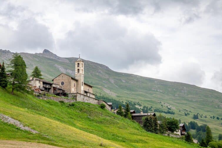 Vue panoramique de l'église de Saint-Véran dans les Alpes françaises