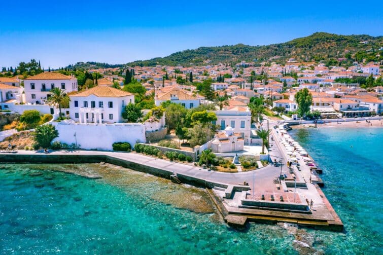 Vue panoramique de l'île de Spetses en Grèce, destination méconnue