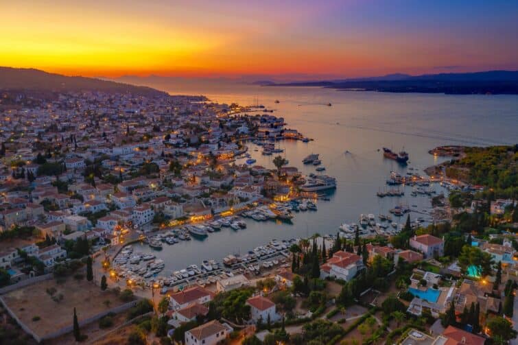 Vue panoramique de l'île de Spetses en Grèce, une destination romantique et paisible