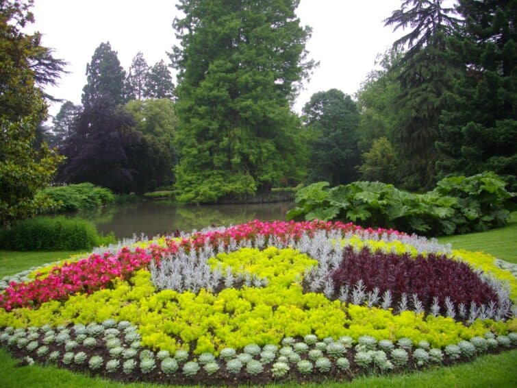 Vue panoramique du jardin des Prébendes d’Oé à Tours, avec chemins, arbres et pelouses